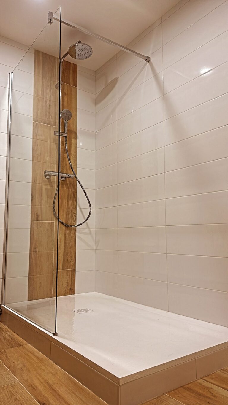 Douche à l'italienne avec paroi de verre et carrelage effet bois, rénovation à Dijon