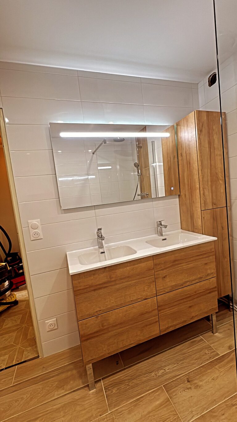 Meuble bois double vasque et grand miroir dans une salle de bain rénovée