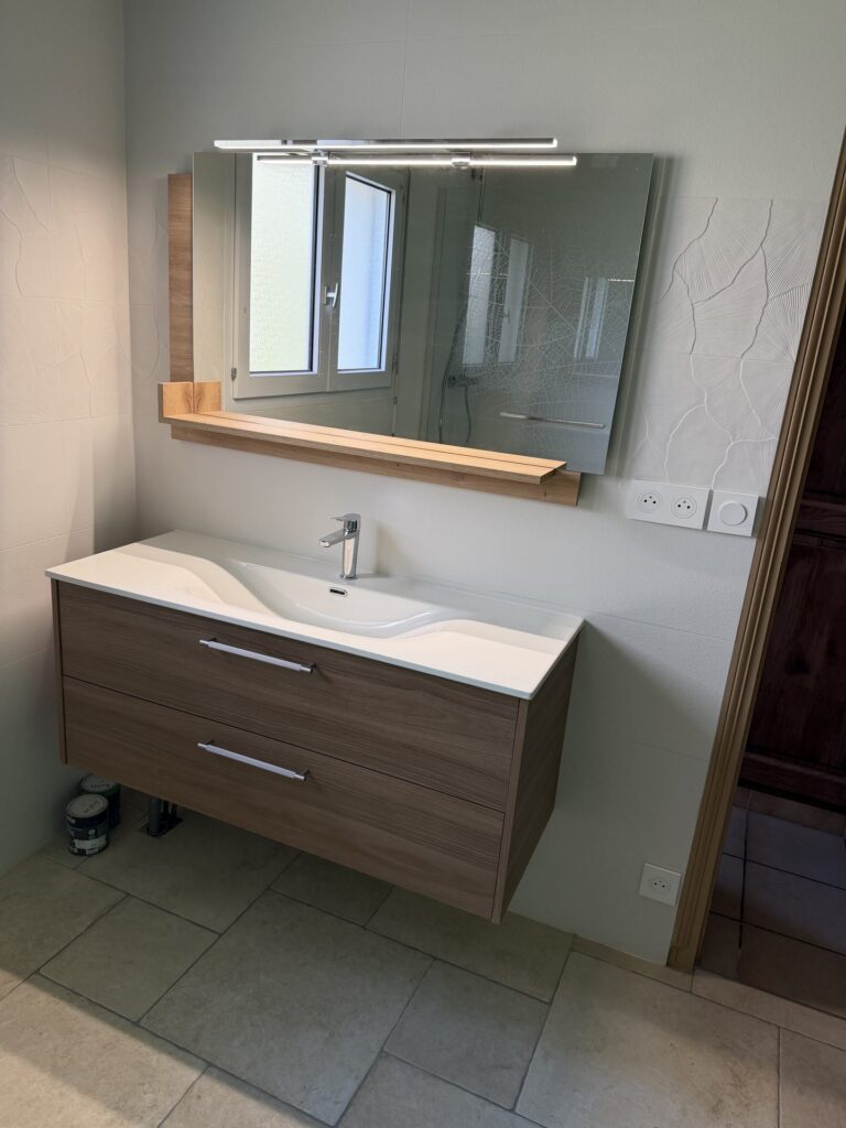 Meuble vasque bois et miroir avec éclairage intégré dans une salle de bain rénovée à Dijon