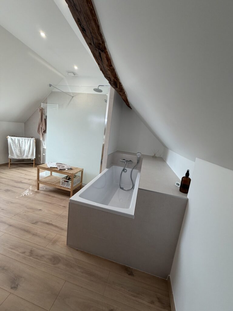 Baignoire îlot dans une salle de bain sous combles rénovée près de Dijon