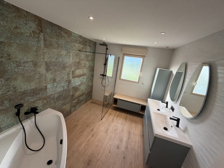 Baignoire et douche à l'italienne dans une salle de bain effet pierre près de Dijon