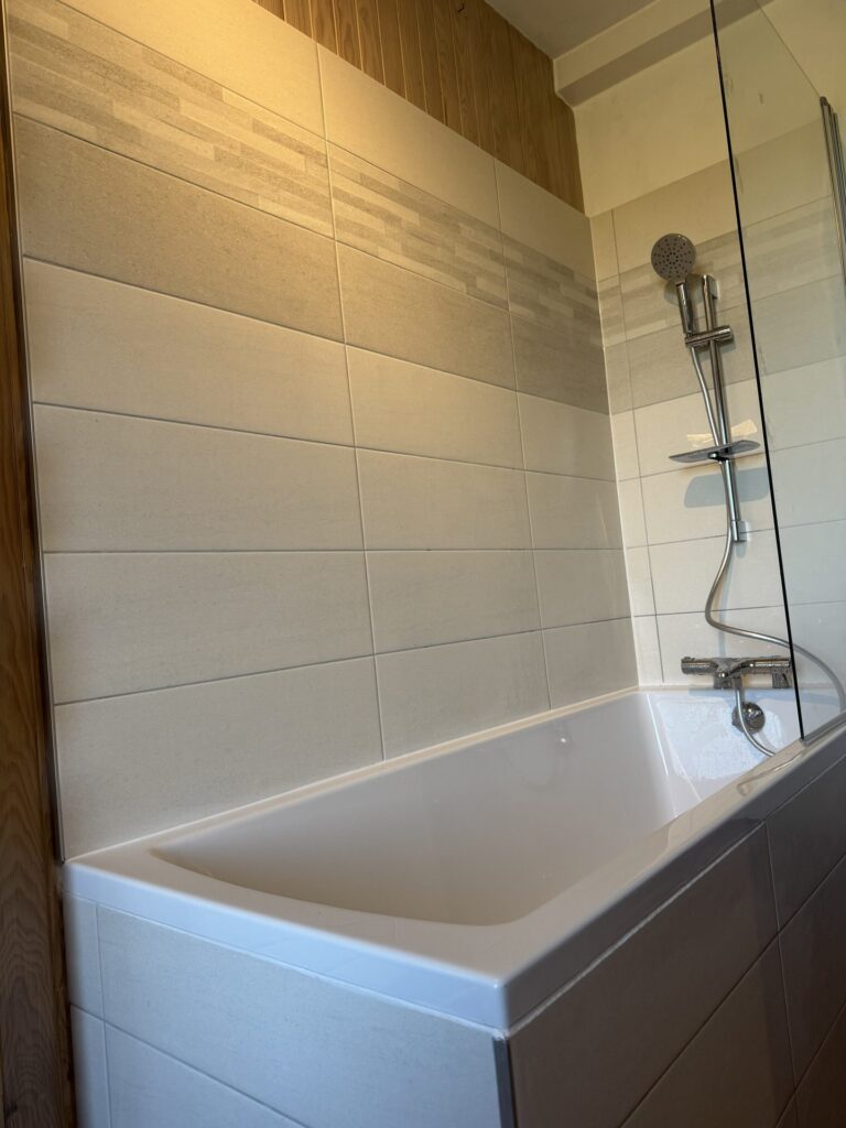 Baignoire avec pare-douche installée lors d'une rénovation de salle de bain à Dijon