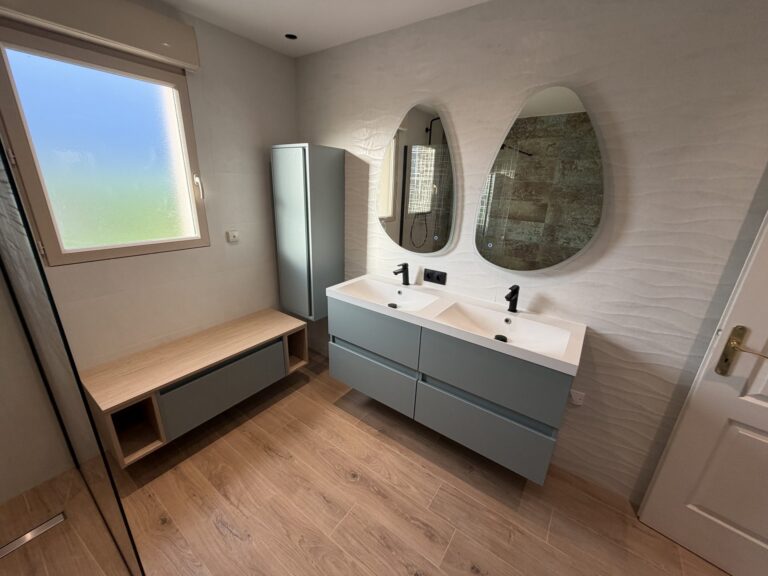 Meuble double vasque et miroirs ovales dans une salle de bain contemporaine rénovée