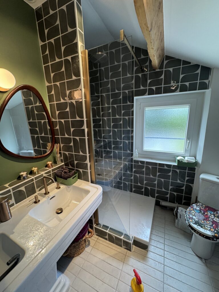 Douche à l'italienne au carrelage graphique vert dans une salle de bain rénovée à Dijon
