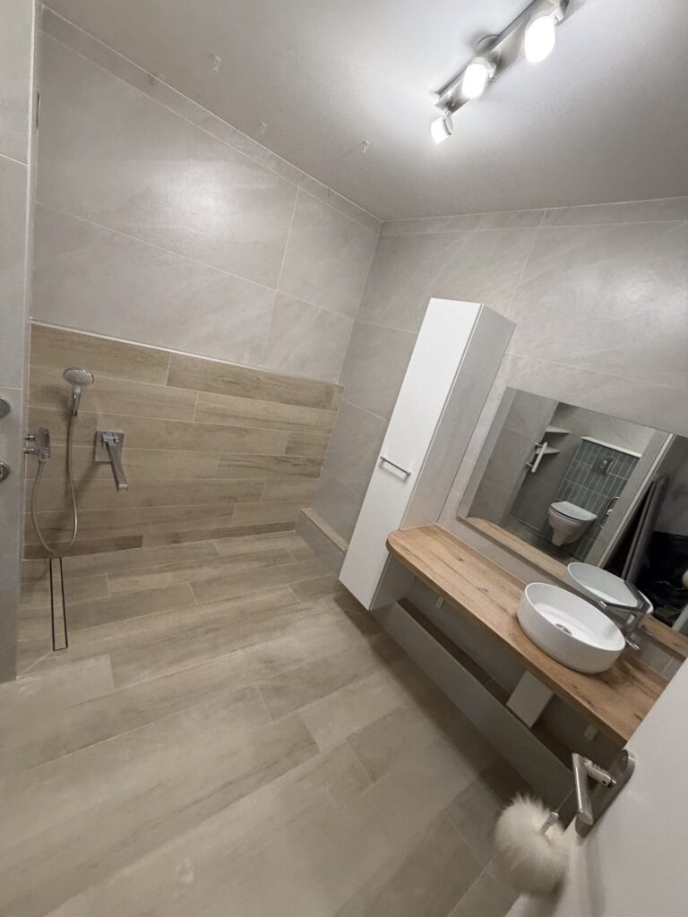 Douche à l'italienne et plan vasque dans une salle de bain contemporaine près de Dijon