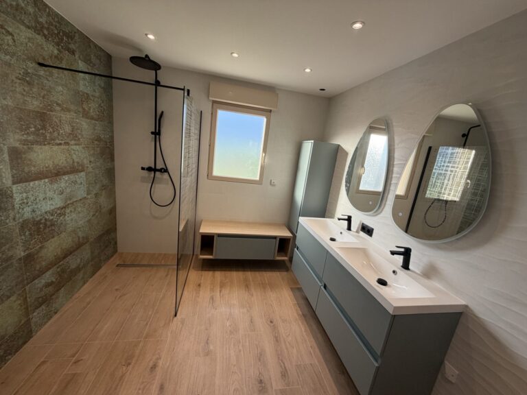 Douche à l'italienne avec robinetterie noire dans une salle de bain moderne à Dijon