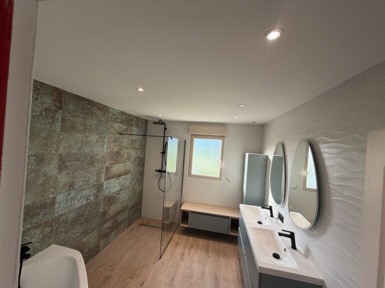 Vue d'ensemble d'une salle de bain moderne rénovée clé en main près de Dijon